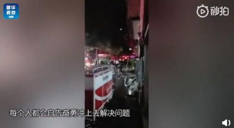 |凌晨3点废品站突发大火 快递小哥化身蒙面侠冲进火海