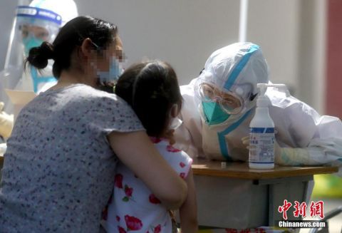 北京丰台区中风险街乡居民做核酸检测