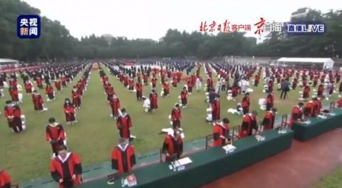 大学武汉大学举行毕业典礼 为新冠肺炎牺牲烈士和逝世同胞默哀