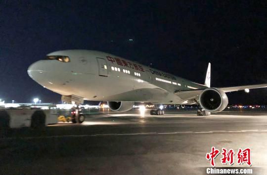 东航从上海飞往纽约的MU587航班备降安克雷奇机场。　殷立勤 摄