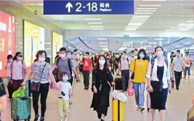 武汉南京武汉新变化：旅客步伐变得沉稳 脸上表情从容淡定