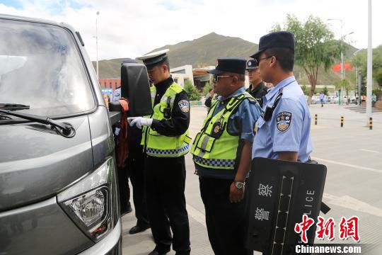 图为近日，拉萨铁路警方联合地方公安、运管对车站周边非法营运车辆进行清理。　黄飞 摄