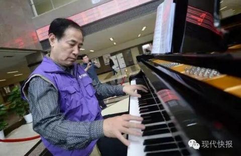 |老两口每周去医院却不看病 原因很暖心