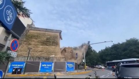 文物|西安秦王府城墙倒塌，4名路人被擦伤，1辆公交车3辆私家车被损