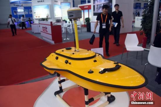 5月24日，一款基于卫星导航技术的无人船亮相展览现场。 <a target='_blank' href='http://www.chinanews.com/'>中新社</a>记者 孙自法 摄