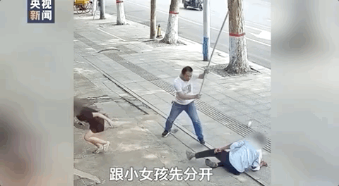 法制|男子挥刀追砍女孩，一个身影冲了上去！
