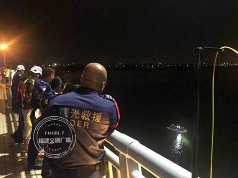 婴儿福建一年轻父亲抱着出生20多天的婴儿跳桥，救援队紧急出动