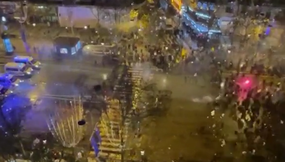 世界杯决赛后法国街头迸发球迷骚乱 警方发射催泪瓦斯
