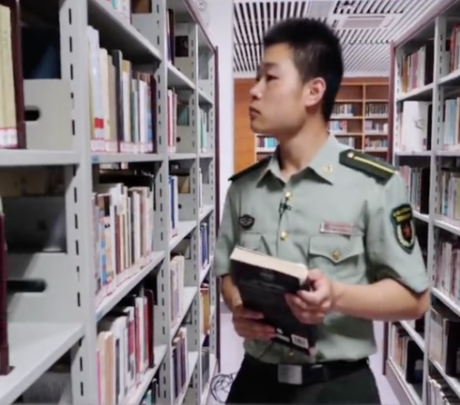 社会万象|搬砖男孩，要当军官了！