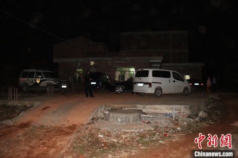 法制特大诈骗团伙窝点藏深山养鸡场 被警方一窝端