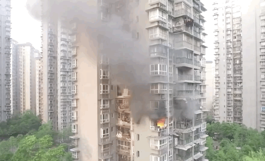 [紧急救援]四川广安一高层住宅发生火灾 消防紧急救援疏散74人
