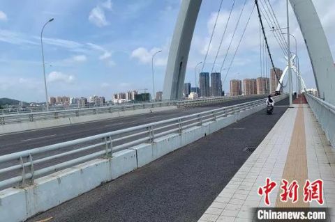 法制|南宁一女子将孩子抛下江溺亡 民警正在现场调查