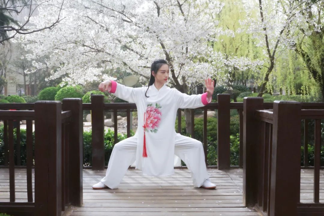 火爆全网的八段锦完整口令版来咯这个春天跟着小雅老师一起养生吧