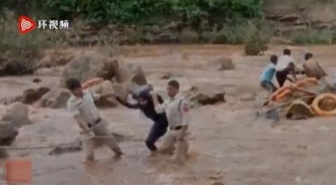 国际社会|印度警察从突然暴涨的河水中解救两名自拍被困的女孩