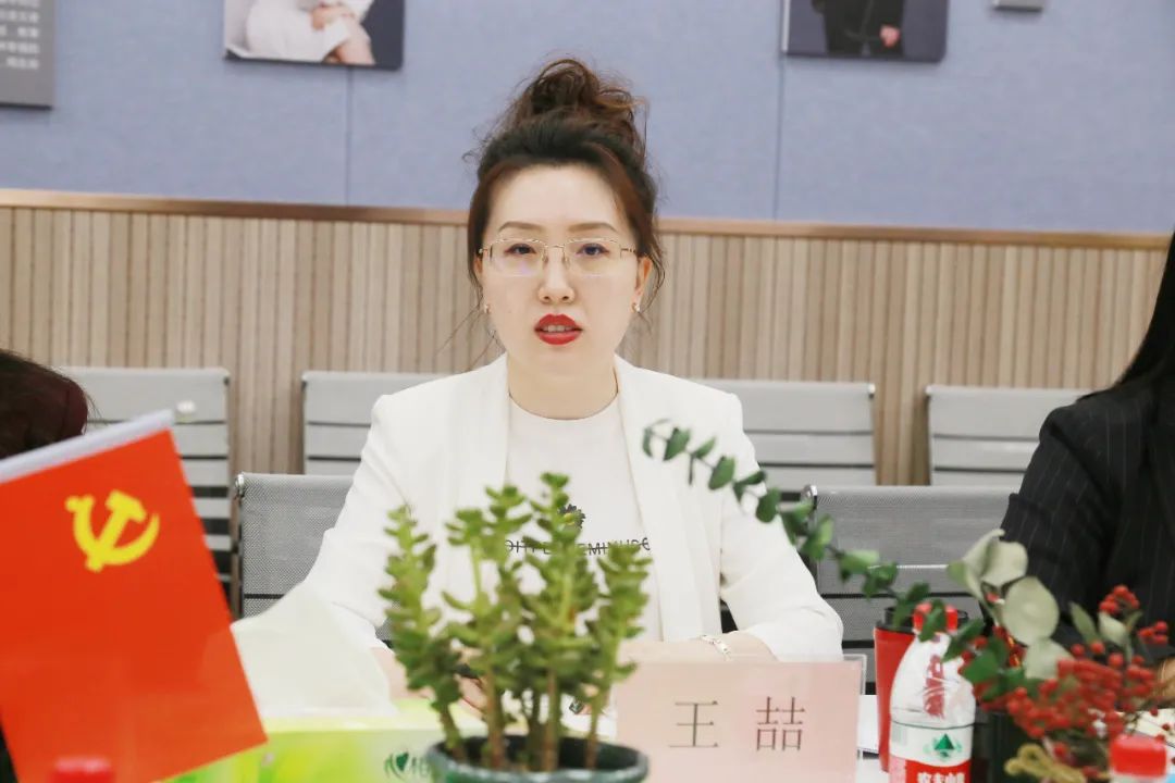 王喆老师充分肯定了徐雅男老师勇于尝试,勇于挑战的精神和春风化雨的