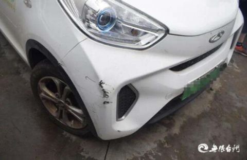 社会万象台州男子车停路边，竟被小男孩开走，更扎心的是，撞了……