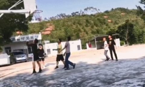 篮球帅炸了！13岁独臂少年爆红，网友看呆：有梦想谁都了不起