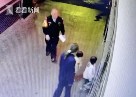 |夫妻吵架将三姐弟丢路边 民警＂列队＂带回派出所