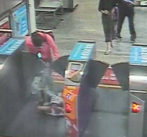 地铁|女童过地铁闸机被夹翻，家长带孩子进站一定要这么做