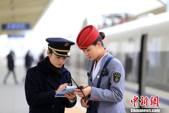圖為吳夏璐和高鐵列車長辦理重點事項交接。吳吉斌 攝