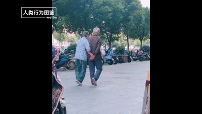 |100岁奶奶贴脸陪伴98岁爷爷，网友：等我老了也想这样