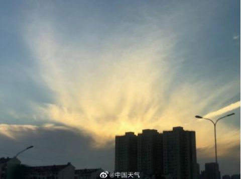 云霞|北京天空出现迤逦云霞 犹如巨大凤尾覆盖天空