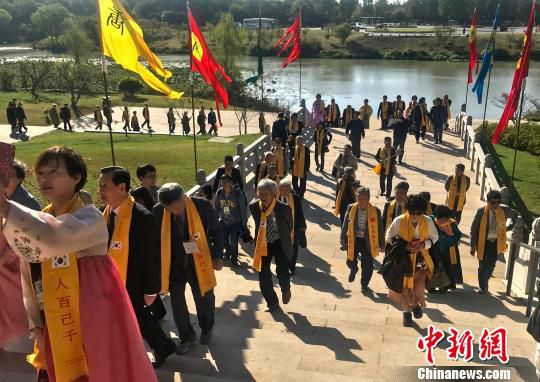 图为10月15日，近400名韩国崔氏后裔相聚在扬州崔致远纪念馆。　崔佳明 摄