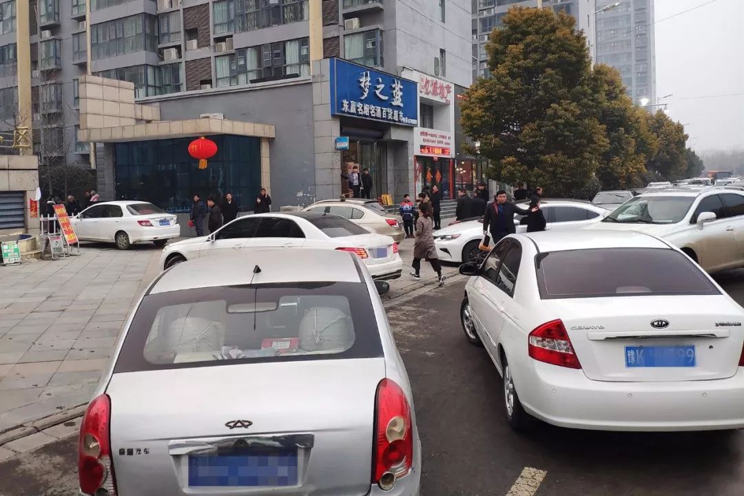 昨晚东区一小区大门被一群人堵住100多辆车有家回不去