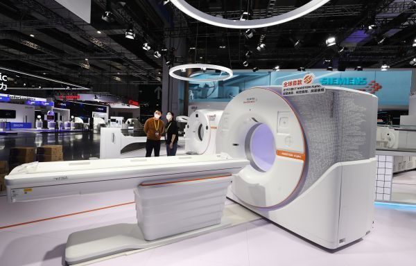 11月2日拍摄的德国西门子公司在进博会展台展出的大型医疗设备（方喆 摄）
