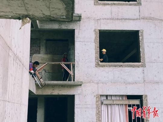 烂尾楼|他们住在烂尾楼：做饭用的水都要向周遭社区居民借