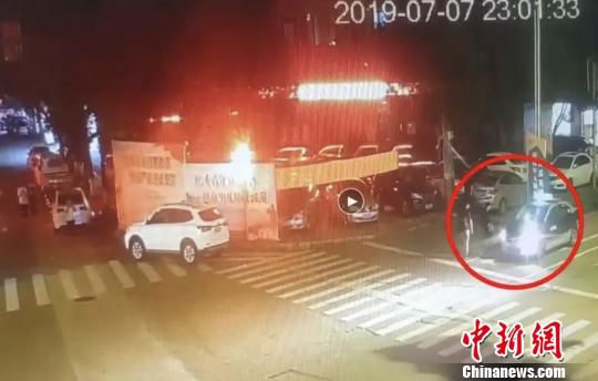 象山警方发布的监控画面。 警方 供图 摄 象山警方发布的监控画面。 警方 供图 摄