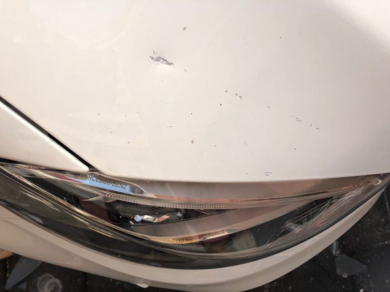 |壹现场丨小区楼上玻璃频脱落 楼下奔驰一月遭殃两次