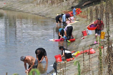 洪水|图记｜固镇镇遭遇洪水的6天6夜后居民返回清理家园