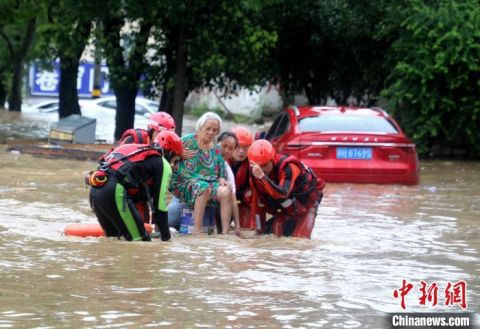|福建武夷山水漫城区 消防队员紧急营救