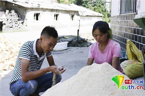 8月29日，胡万祥（左）在佐龙镇远景村五组为贫困户吴义芳讲解蛋鸡喂食事项。张昊 摄_副本1