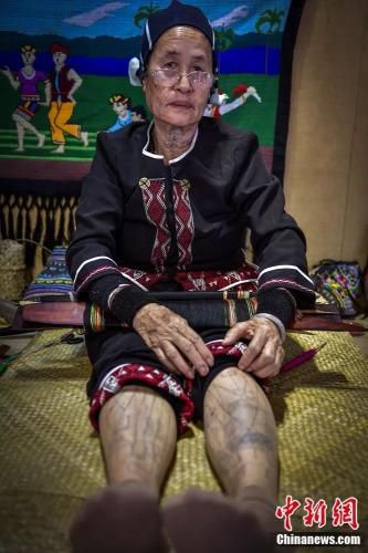 75岁的黎族阿婆符金花展示腿部文身。骆云飞 摄
