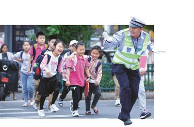 感谢信|江苏一交警6年来“奔跑”护学 小学生毕业照受邀坐“C位”