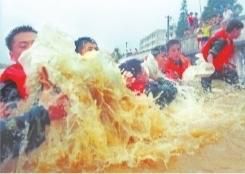 长江日报|守堤人：英雄城市有韧性，我们身上有血性