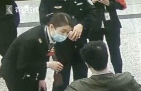 |地铁内男子突然倒地 5名医生立马围在他四周...