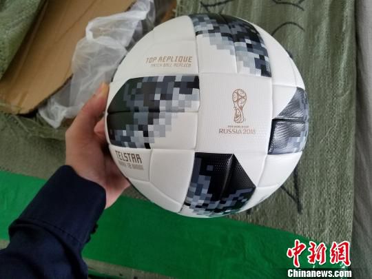 广州海关查获的涉嫌侵犯世界杯商标权的足球 关悦 摄
