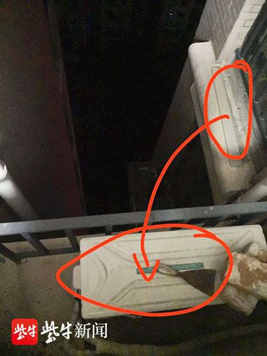 法制|女子深夜情绪失控，站15楼窗台上“敲锣”