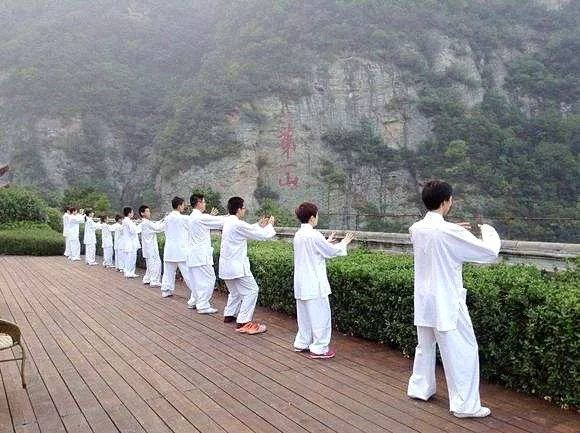 站着不动就能强身健体站桩就是这么神奇