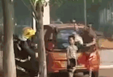 消防员惊险！男子挟持6岁儿子，消防员刀下救人被连砍3刀