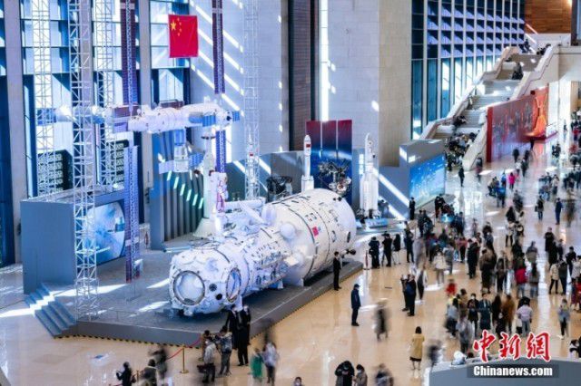 2月24日，“逐梦寰宇问苍穹——中国载人航天工程30年成就展”在位于北京的中国国家博物馆开幕。该展览为期3个月，展示包括可入内参观的中国空间站天和核心舱1:1模型、空间站组合体1:4模型等，并首次展出新一代运载火箭、载人飞船及月面着陆器等未来载人登月主要飞行产品模型，是首次全面系统面向公众展示工程发展历程和建设成就。<a target='_blank' href='/'><p  align=
