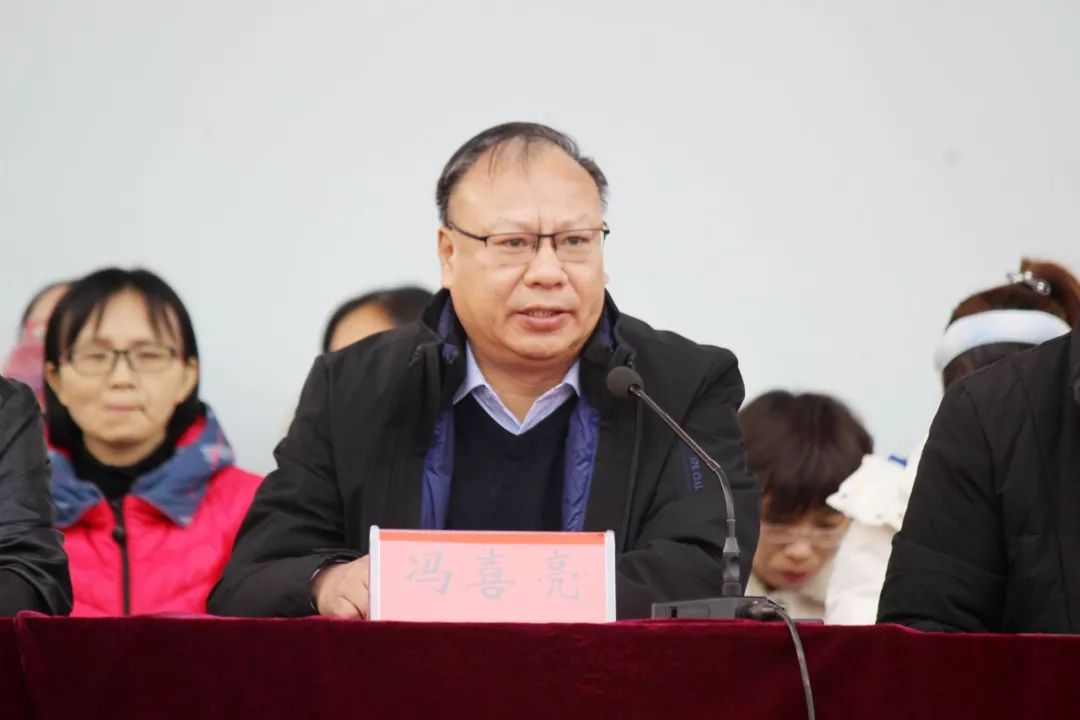 会上,校党委书记,校长冯喜亮对全体高三年级师生进行了热情洋溢的冲刺