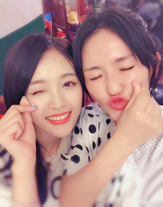 谢娜收吴宣仪做徒弟晒亲密贴脸自拍比心