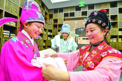 小戏迷学戏曲 感受中华传统文化的魅力