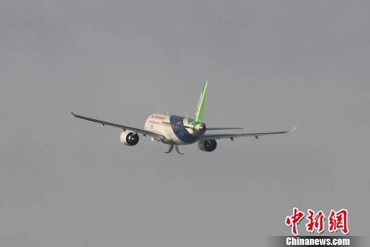 中国商飞C919大型客机第二架机在上海浦东国际机场第四跑道成功起飞。　殷立勤 摄