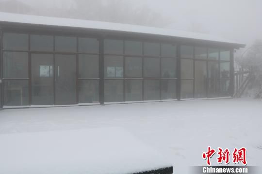 云上草原建筑积雪 唐文铭 摄