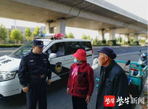 |老夫妻乘大巴下错车泰州民警打30个电话联系到家人